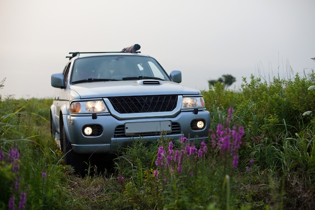 Samochód 4x4 zatrzymał się, aby zrobić zdjęcie w tym pięknym miejscu