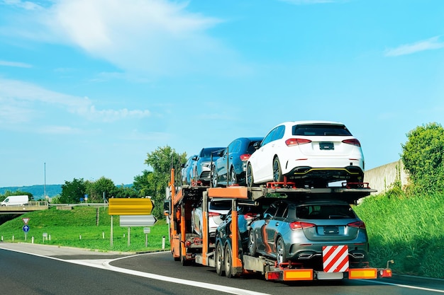 Samochód ciężarowy do przewozu samochodów na autostradzie asfaltowej, Polska. Transporter ciężarowy