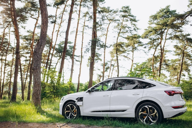 Samochód Elektryczny Jeep Jest ładowany W Naturze