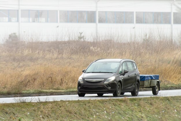 Zdjęcie samochód i przyczepa do podróży przygodowej łatwo przemieszczać rzeczy