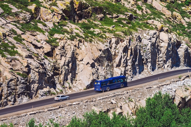 Samochód Jedzie Autostradą Górską Nad Przepaścią W Pobliżu Gigantycznego Skalnego Klifu