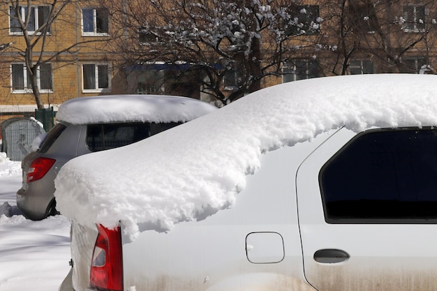 Samochód jest pokazany na parkingu pokrytym warstwą śniegu