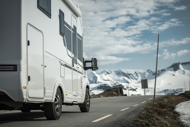 Samochód kempingowy RV Camper Van na malowniczej norweskiej trasie górskiej