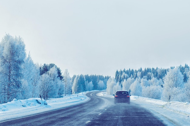 Samochód na drodze zimą Rovaniemi, Laponia, Finlandia