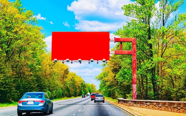 Samochód na jezdni ze wskaźnikami pustych znaków drogowych w stanie Maryland MD USA. Wakacyjna podróż autostradą. US Drive on Holiday lub podróż. Jazda w ruchu. Transport amerykański