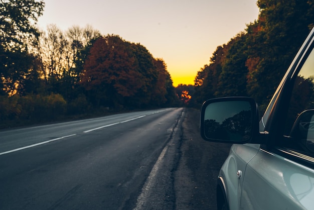 Samochód na poboczu autostrady o wschodzie słońca