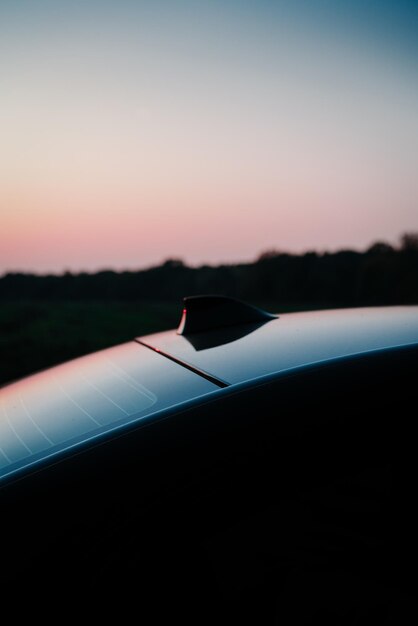 Zdjęcie samochód na tle nieba podczas zachodu słońca