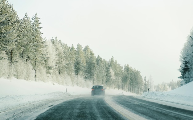 Samochód Na Zimowej Drodze Ze śniegiem W Finlandii. Auto I Zimny Krajobraz Laponii. Samochód W Lesie Europy. Jazda Autostradą Po Fińskim Mieście. Drogą I Trasą Zaśnieżoną Ulicę. Napędowy