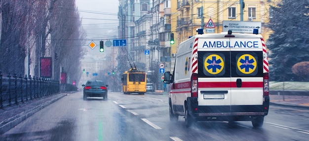 Samochód pogotowia jedzie ulicą miasta z dużą prędkością