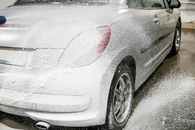 Samochód pokryty pianą do mycia samochodu Myjnia automatyczna Szampon do samochodów Proces czyszczenia samoobsługowy
