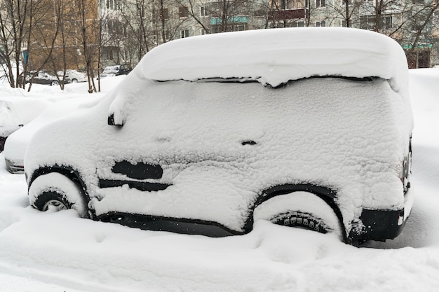 Samochód Pokryty śniegiem Po Zimowej Zamieci