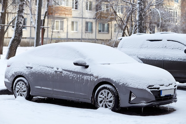 Samochód pokryty świeżym zimowym śniegiem