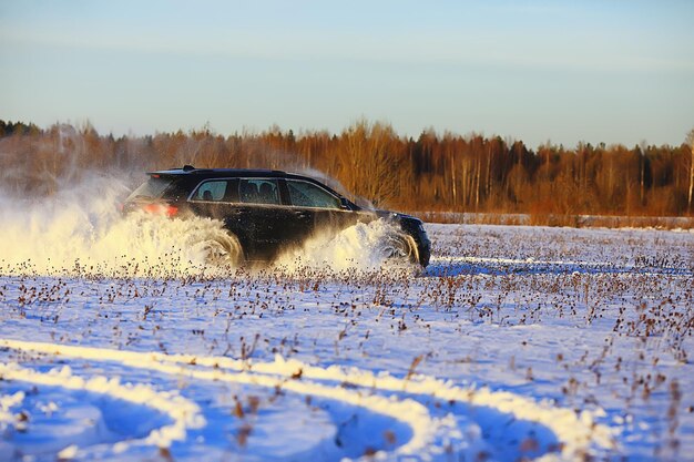 samochód terenowy dryfuje w śniegu pole przygoda zimowa prędkość natura