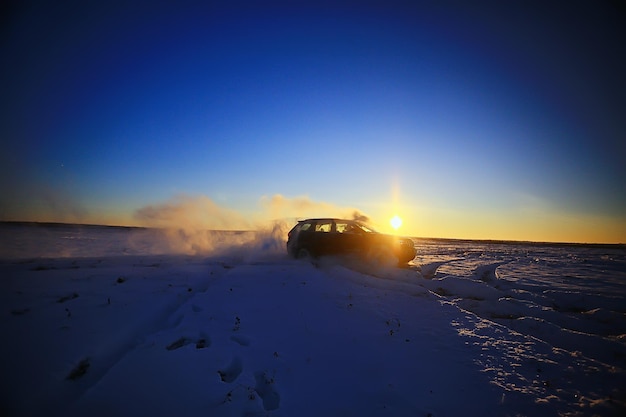 samochód terenowy dryfuje w śniegu pole przygoda zimowa prędkość natura