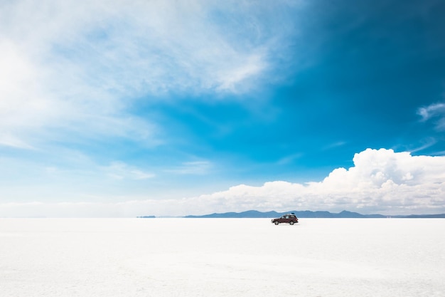 Samochód Terenowy Jeżdżący Po Solnisku Salar De Uyuni W Boliwii