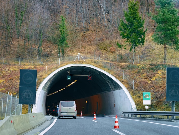 Samochód w drodze z tunelu w górach w Słowenii. Podróżuj po Europie