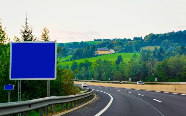 Samochód w jezdni ze wskaźnikami pustych znaków drogowych w Słowenii. Wakacyjna podróż autostradą. Słoweńska jazda na wakacjach lub w podróży. Jazda w ruchu. Transport