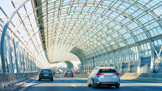 Samochód W Tunelu Na Autostradzie W Warszawie.