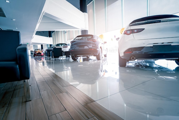 Zdjęcie samochód z tylnym widokiem zaparkowany w luksusowym salonie wystawowym biuro sprzedawcy samochodów nowy samochód zaparkowny w nowoczesnym salonie wystawienniczym samochód