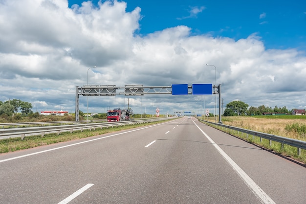 Samochody i ciężarówki na autostradzie, szybki dostęp do dowolnego miejsca na świecie