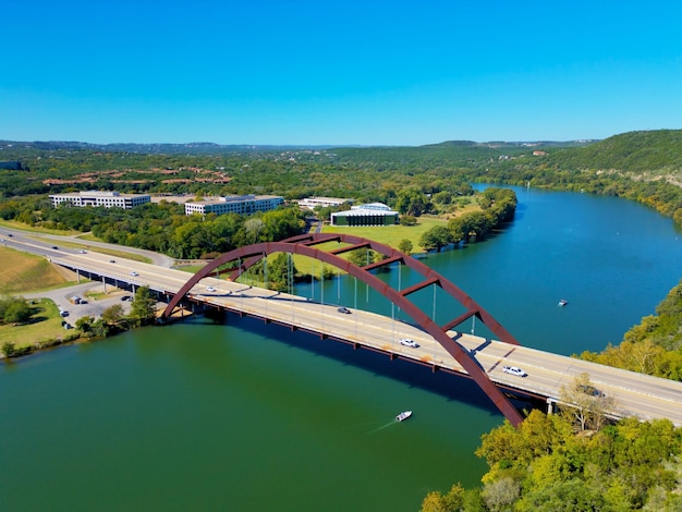 Samochody jeżdżące po Pennybacker Bridge nad jeziorem w Austin w Teksasie