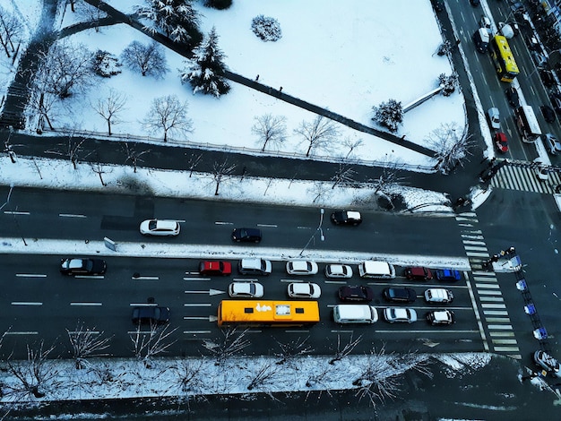 Zdjęcie samochody na drodze zimą