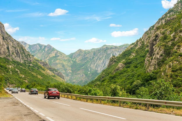 Samochody na drogach w górach Czarnogóry