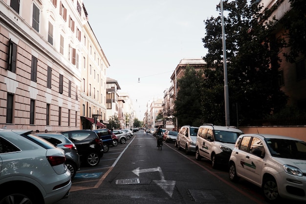 Zdjęcie samochody na ulicy w mieście