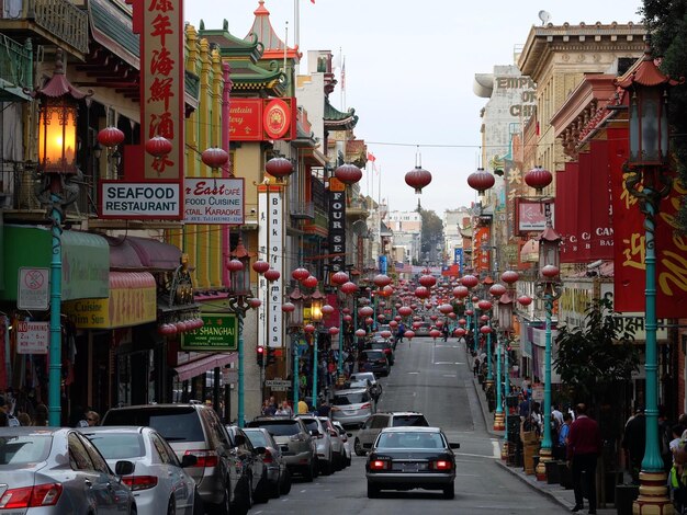 Zdjęcie samochody zaparkowane na ulicy pośród budynków w chinatown