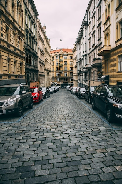 Zdjęcie samochody zaparkowane na ulicy pośród budynków