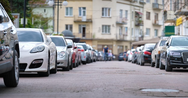 Samochody zaparkowane w kolejce po stronie ulicy miasta Koncepcja ruchu miejskiego