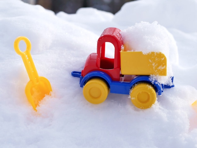 Samochodzik mała łopata Zimowa koncepcja usuwania śniegu