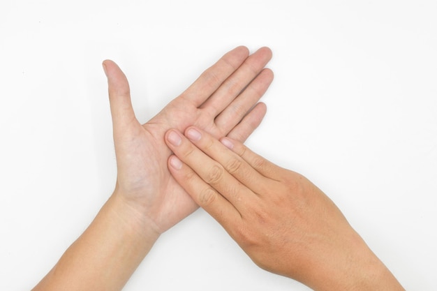 Samodzielny masaż dłoni przez azjatyckiego młodego człowieka Palce i zdrowie stawów dłoni