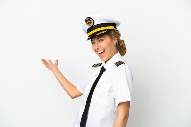Samolot blond kobieta pilot na białym tle wyciągając ręce do boku za zaproszenie do przyjścia