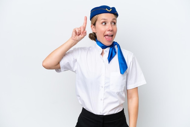 Samolot blondynka stewardesa kobieta odizolowywająca na białym tle zamierza zrealizować rozwiązanie podnosząc palec w górę