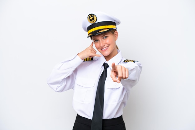 Samolot kaukaski kobieta pilot na białym tle wykonując gest telefonem i wskazując przód
