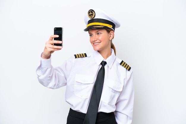 Samolot kaukaski pilot kobieta odizolowywająca na białym tle robi selfie