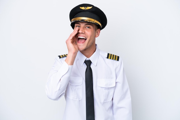 Samolot kaukaski pilot na białym tle krzyczy z szeroko otwartymi ustami