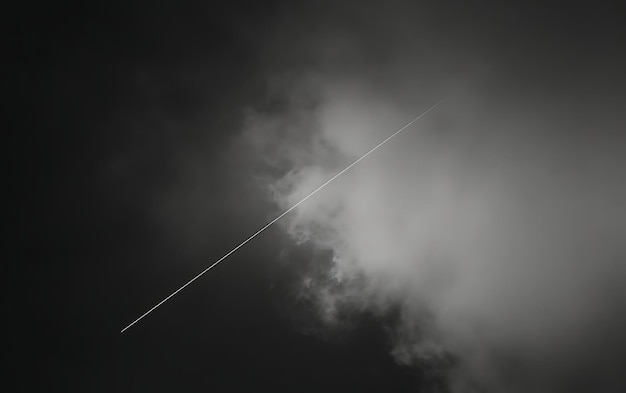 samolot lata na ciemnym niebie z samolotem na niebie