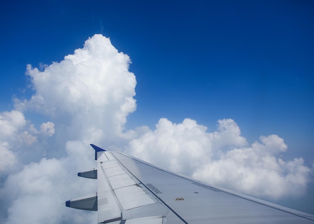 Zdjęcie samolot latający w niebie