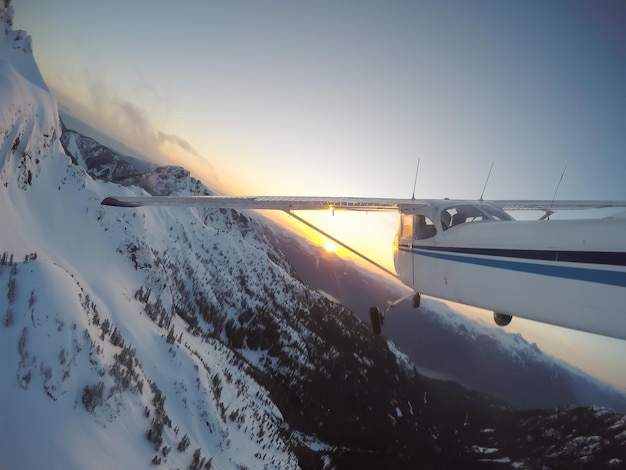 Samolot lecący nad kanadyjskim krajobrazem