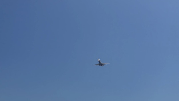 Samolot leci na niebie, a samolot leci na niebie
