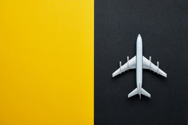 Samolot Na Czerni I Kolorze żółtym Z Kopii Przestrzenią I Odgórnym Widokiem