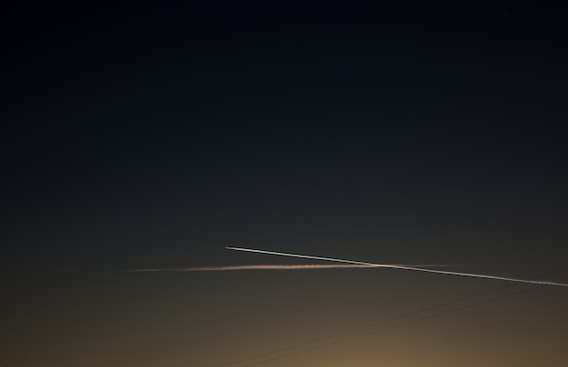 Samolot na niebie przy zmierzchem. Samolot jest na niebie o zachodzie słońca