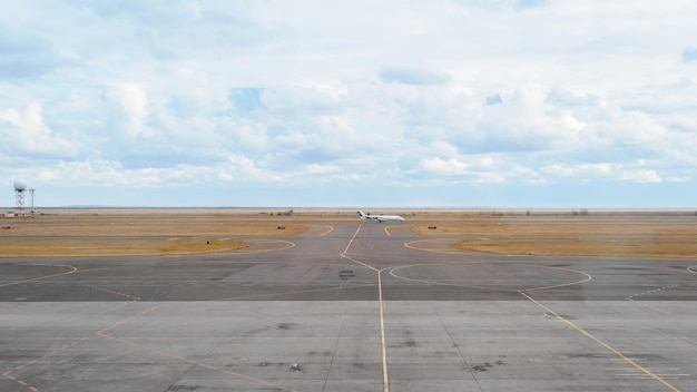 Samolot na pasie startowym lotniska na horyzoncie