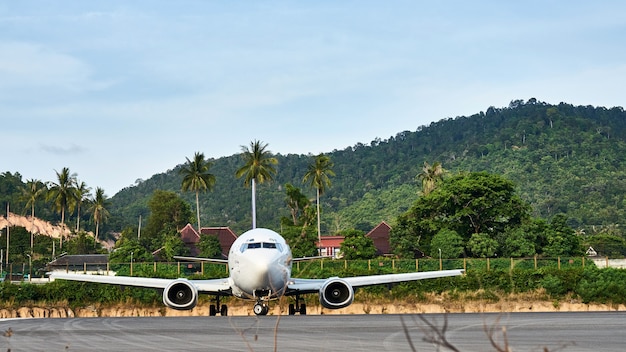 Samolot na pasie startowym. Lotnisko na Koh Samui. Tajlandia