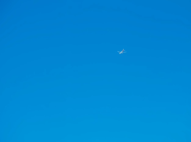 Samolot na tle niebieskiego nieba w słoneczny dzień
