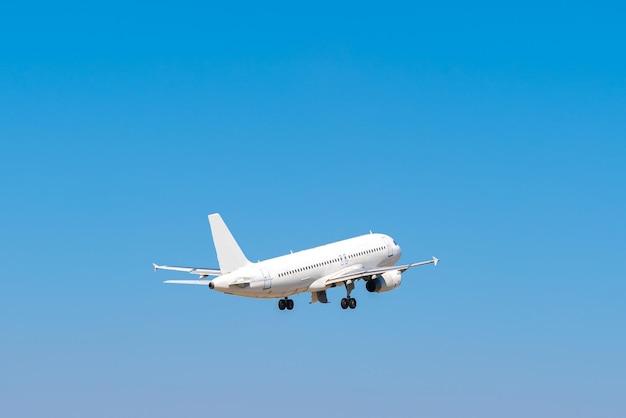 Samolot pasażerski lecący na tle błękitnego nieba