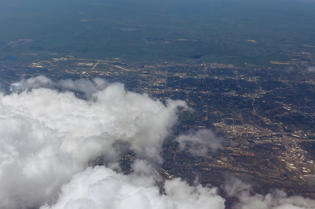 Samolot Przelatujący Nad Krajobrazowym Lotem Nad Chmurami I Miastem Denver Usa