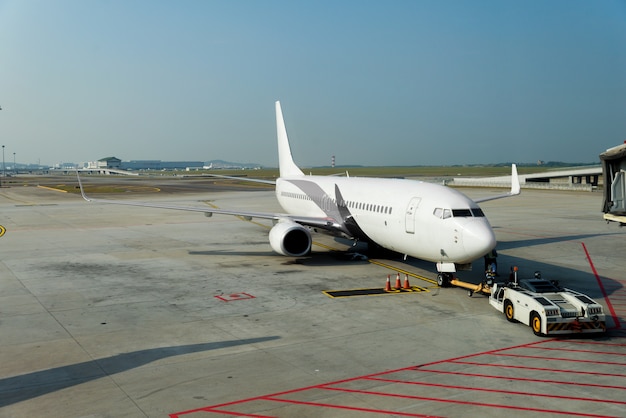 Samolot przy śmiertelnie bramą przygotowywającą dla start w nowożytnym lotnisku międzynarodowym.